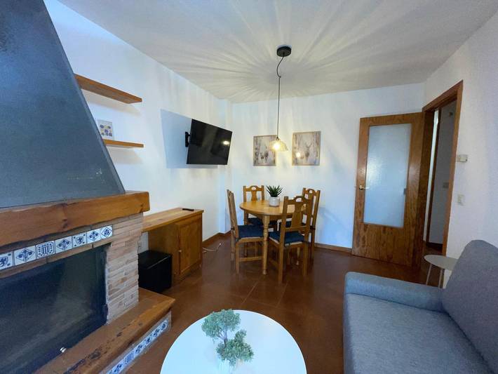 Apartamento para 5 personas, con Balcón y Terraza además de Jardín y Piscina en Jaca