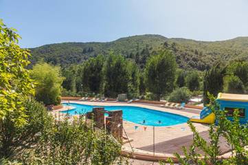 Gîte pour 6 personnes, avec terrasse et piscine, animaux acceptés à Saumane