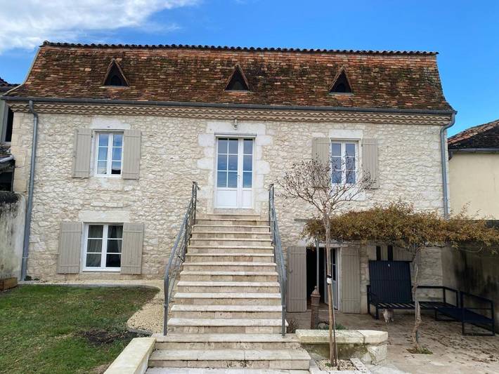 Location de vacances pour 8 personnes, avec piscine ainsi que jardin et terrasse, animaux acceptés à Sigoulès