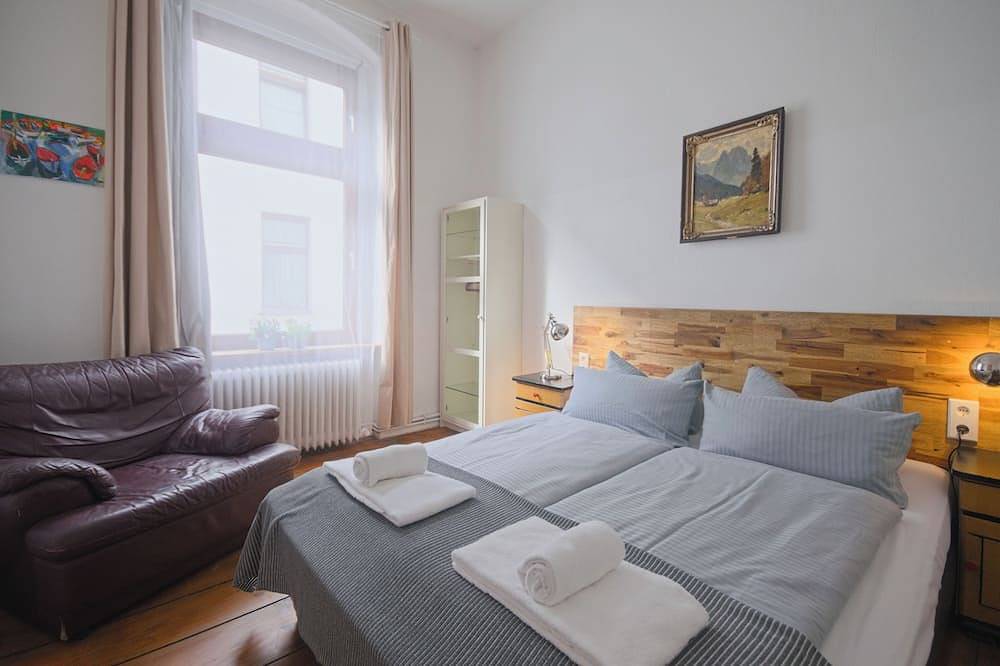 Ganze Wohnung, Sanierte Altbauwohnung mit Wannenbad, separater Wohnküche und Waschmaschine in Moabit Berlin, Berlin