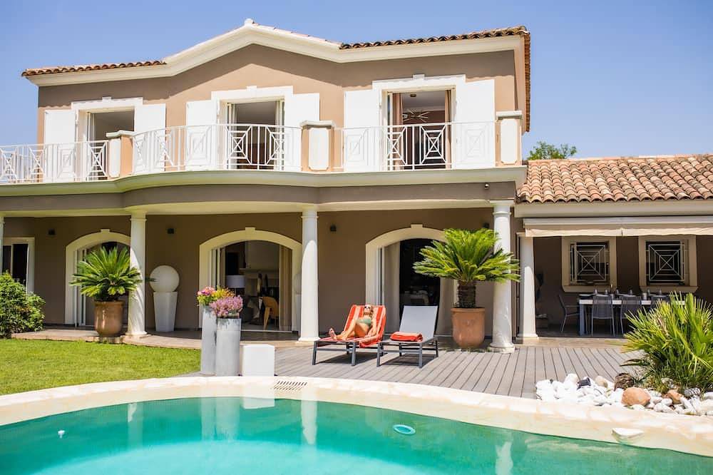 Villa Novalya with swimming pool in La Crau, Mediterranean Coast (France)
