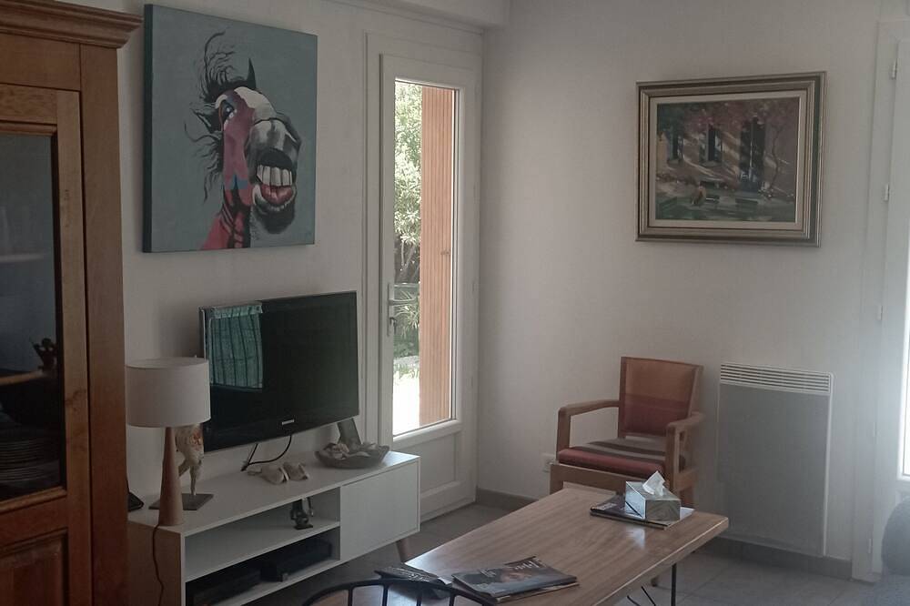 Entire apartment, Air-conditioned ground floor apartment with balcony, small garden and terrace in La Crau, Toulon region