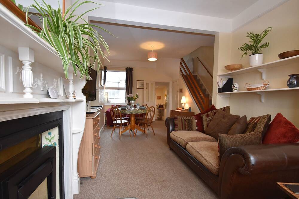 Tilling View sleeps 4 & parking for 2 cars within minutes of the centre of Rye in Rye, East Sussex