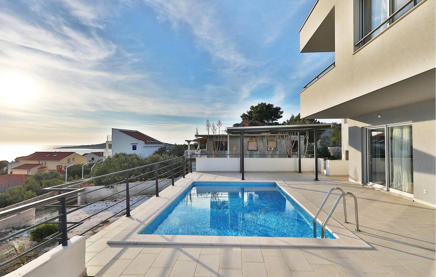 Wohnung am Meer mit Pool, Küche und Garage – 2,5 km bis zur Küste in Sevid, Split-Dalmatien