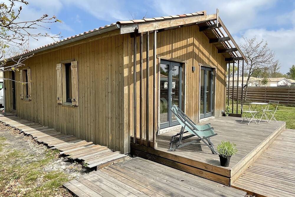 Small wooden house on the edge of a forest in Hourtin, Lesparre-Médoc region