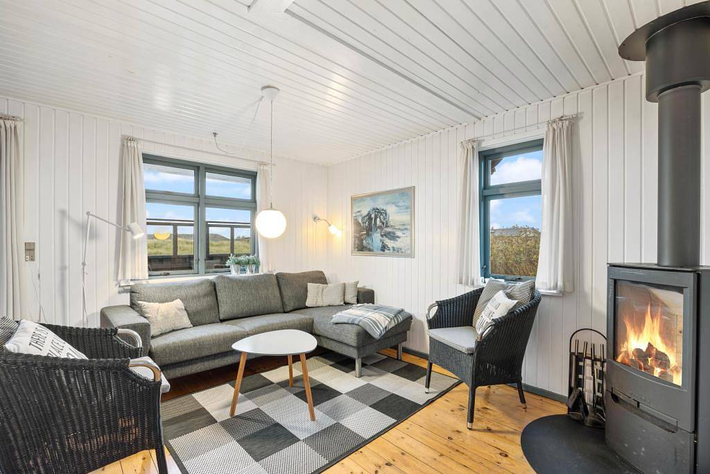 Gut gelegenes und helles Ferienhaus mit Wintergarten in Søndervig, Holmsland Klit