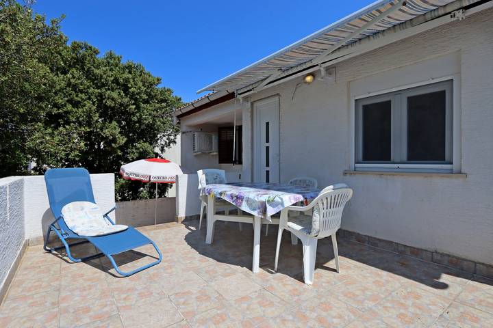 Apartament wakacyjny dla 4 osób, z balkon/ taras w Mandre