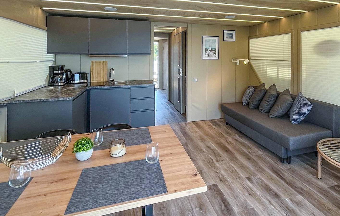 Seaside Houseboat with Terrace & WiFi, 400m to Beach in Röbel, Müritz