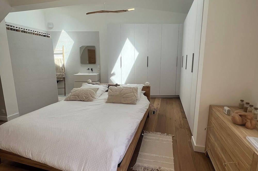 Villa with 2 pools, summer kitchen, well-tended garden, pétanque court in Ceyreste, Marseille region