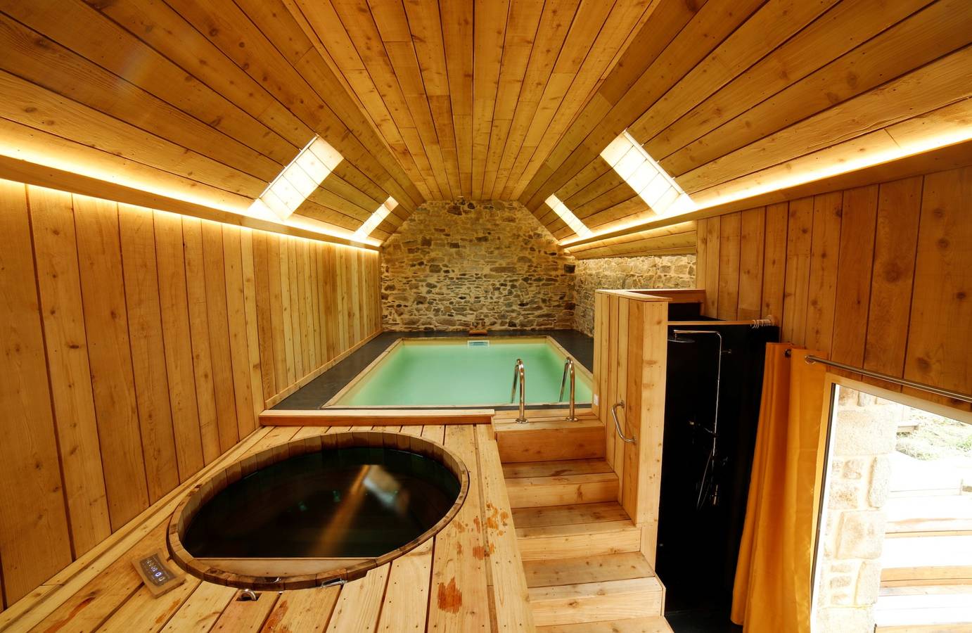 Villa '7pers Piscine-spa Plage 4kms' with Private Terrace, Private Garden and Wi-Fi in Peumerit, Quimper region