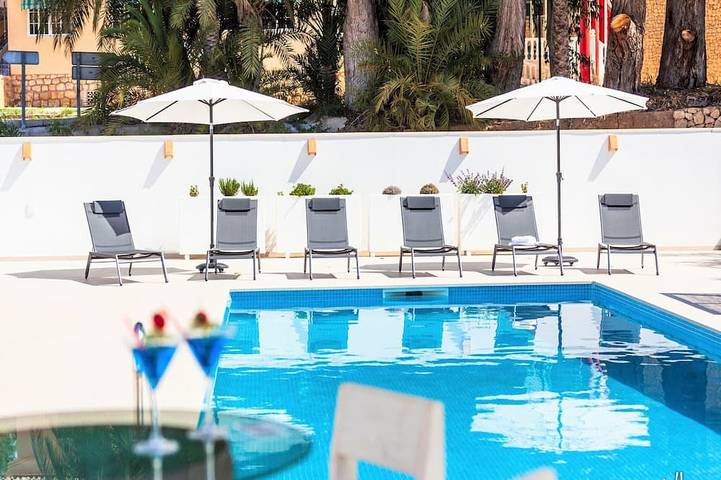 Location de vacances pour 2 personnes, avec jardin ainsi que piscine et balcon à Benissa