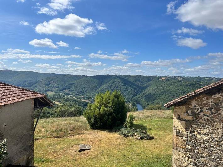 Location de vacances pour 6 personnes, avec Terrasse ainsi que Jardin et Vue à Lentillac-Saint-Blaise