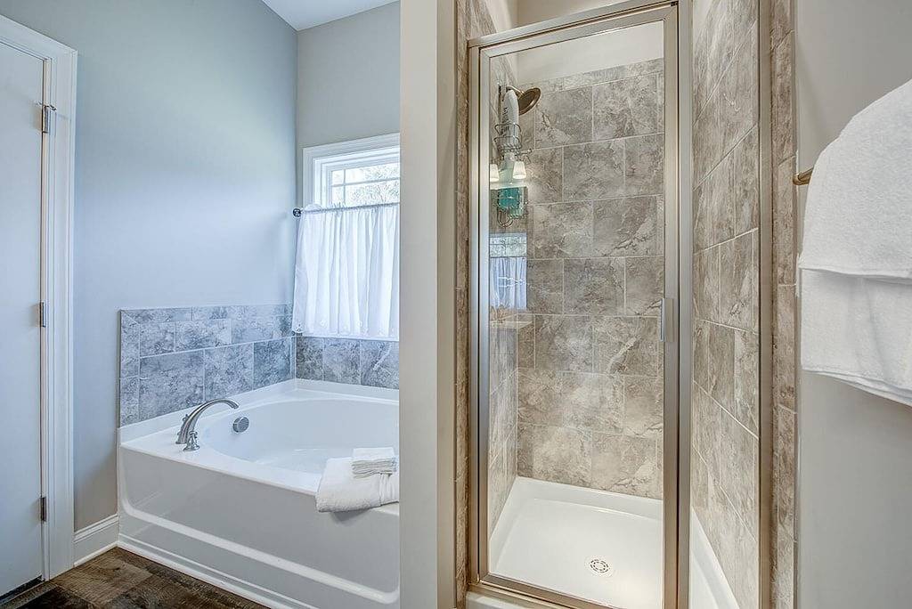 Schönes Belmont - 4 Schlafzimmer Haus auf großem Grundstück in Gaston County