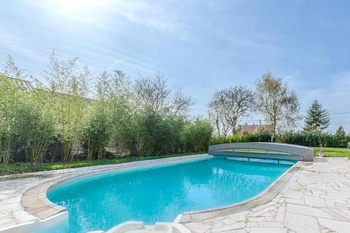 Location de vacances pour 10 personnes, avec Terrasse ainsi que Jardin et Piscine à Chalifert