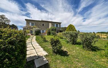 Location de vacances pour 10 personnes, avec terrasse et piscine à Saint-Ambroix