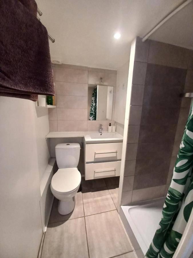 Appartement entier, One-Bedroom Apartment in Cuers, Côte méditerranéenne (France)