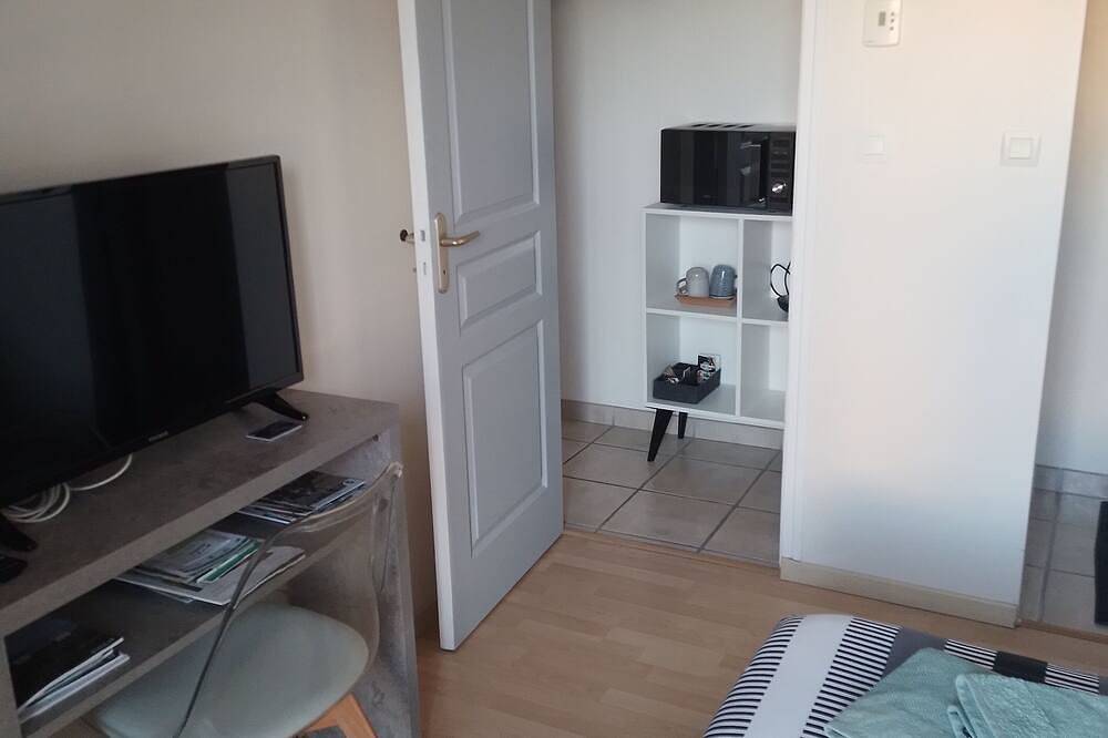 Chambre chez un particulier tout près des plages du débarquement. Et commerces in Saint-Hilaire-Petitville, Carentan les Marais