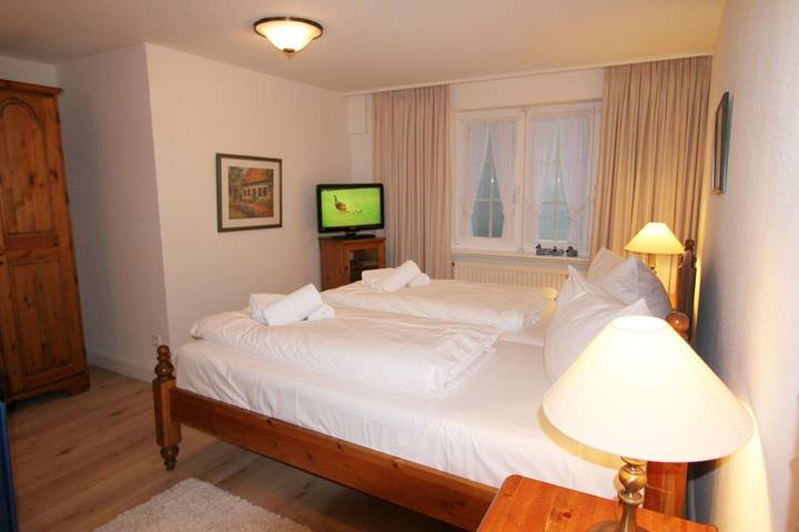 Ganze Wohnung, Hell eingerichtetes Ferienappartement mit 2 Bädern und sonniger West-Terrasse in Wenningstedt, Sylt