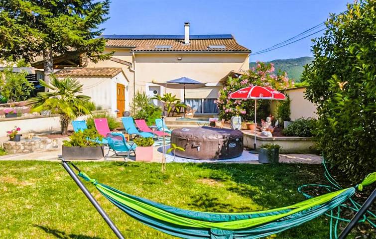 Location de vacances pour 10 personnes, avec jacuzzi à Saint-Fortunat-sur-Eyrieux