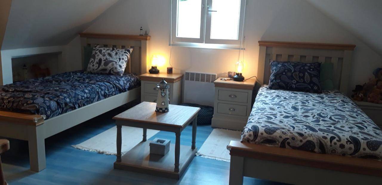Double or Twin Room with Private Bathroom in Estréelles, Région de Montreuil