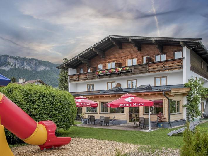 Hotel für 4 Personen, mit Balkon und Terrasse sowie Garten in St Johann in Tirol