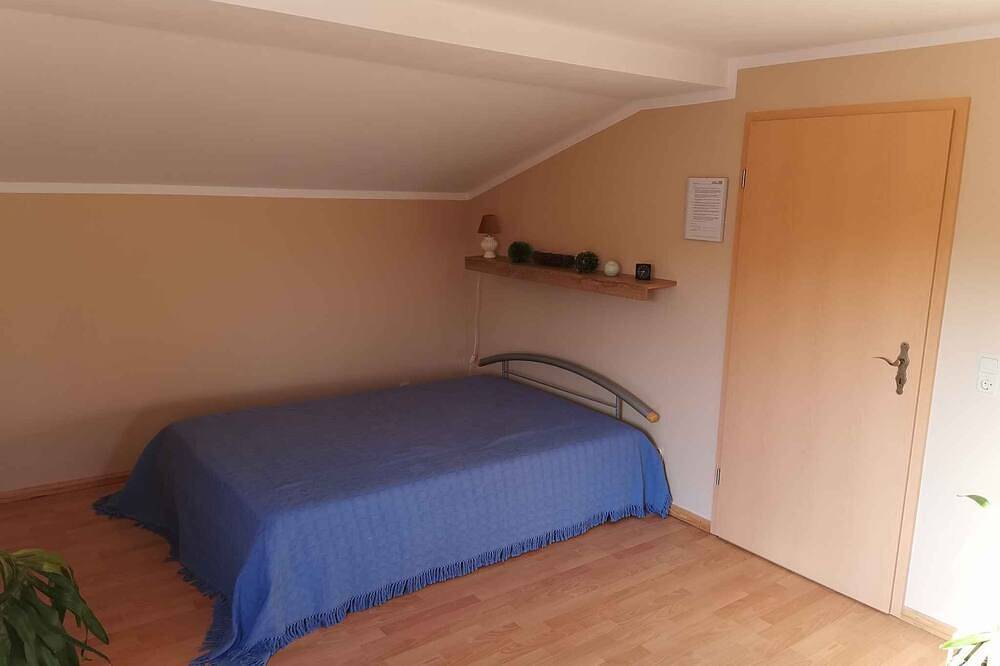 Ganze Wohnung, Ferienwohnung mit Blick zum kleinen Jasmunder Bodden und Gartensitzplatz in Lietzow, Bergen auf Rügen und Umgebung