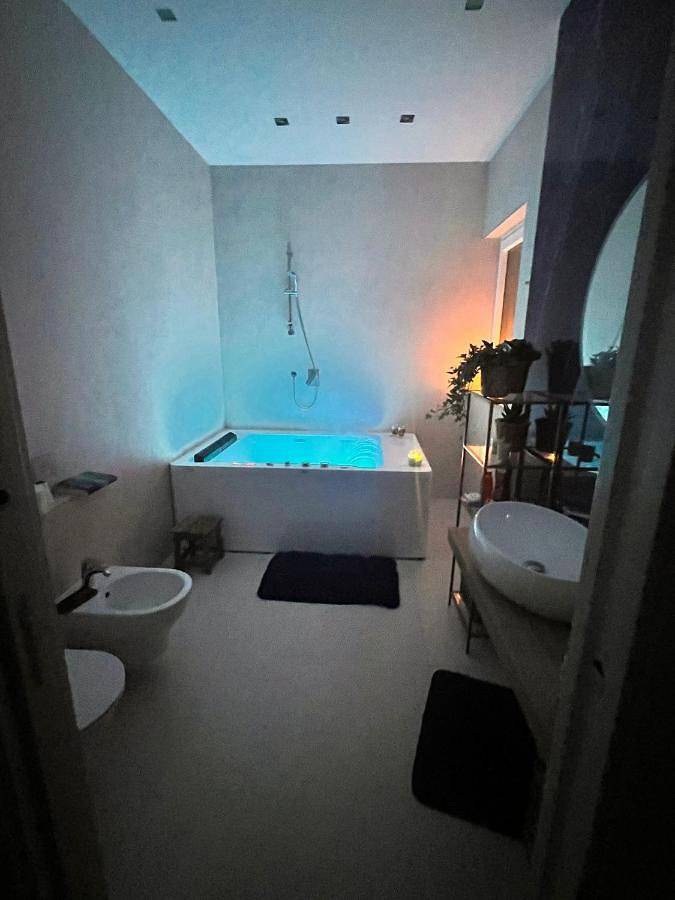 Location de vacances pour 2 personnes, avec Terrasse et Jacuzzi ainsi que Jardin et Vue à Minervino Murge