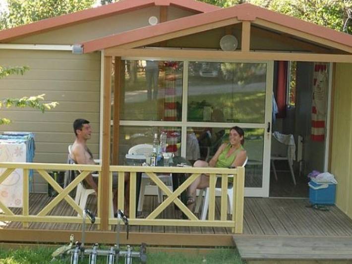 Chalet pour 4 personnes, avec terrasse et piscine, animaux acceptés
