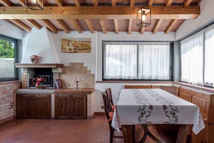 Ampio e accogliente appartamento con piscina riscaldata in Pelago, Chianti