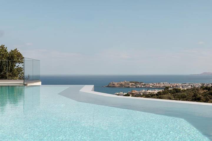 Ferienhaus für 13 Personen, mit Kinderpool und Terrasse sowie Ausblick und Pool