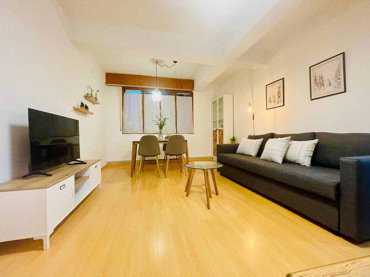 Entire apartment, Cozy 2Br Apartment with Pool in Jaca – Sleeps 6, 2 Bathrooms in Jaca, Spanish Pyrenees