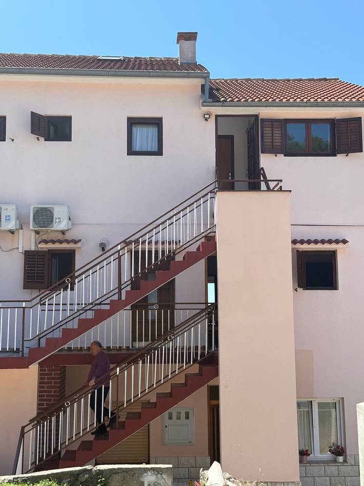 Ganze Wohnung, 1-Zimmer-Ferienwohnung mit Terrasse und Meerblick Kukljica, Ugljan -a in Kukljica, Insel Ugljan