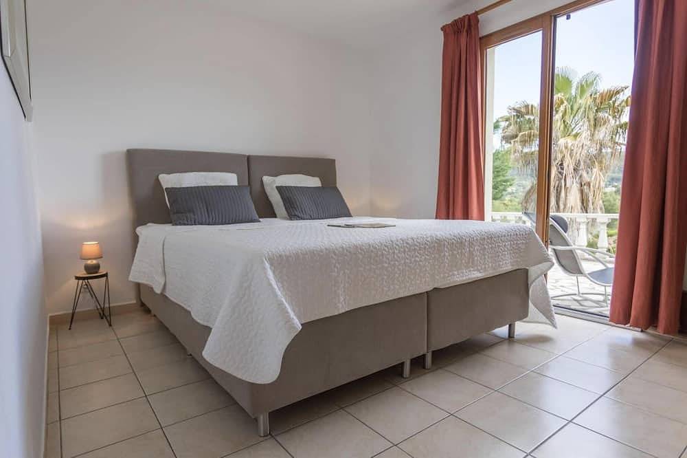 Villa with private pool and vineyard views in Beaufort, Canal du Midi