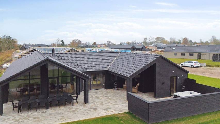 Ferieudlejning for 14 personer, med sauna og terrasse såvel som jacuzzi og pool i Otterup