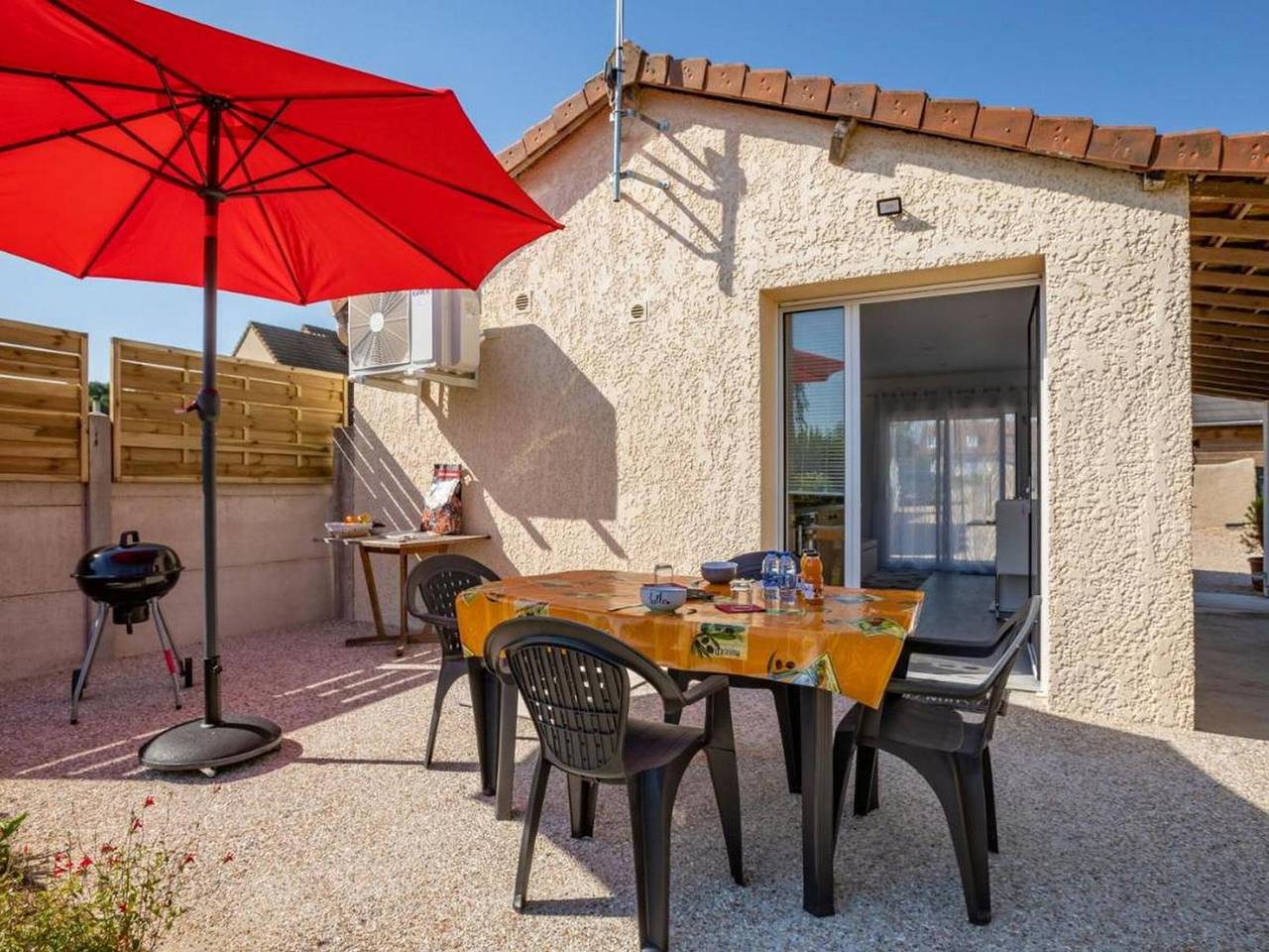 Monolocale intero, Cozy studio in Normandy with terrace, air conditioning, parking and pets allowed in Saint-Illiers-la-Ville, Yvelines