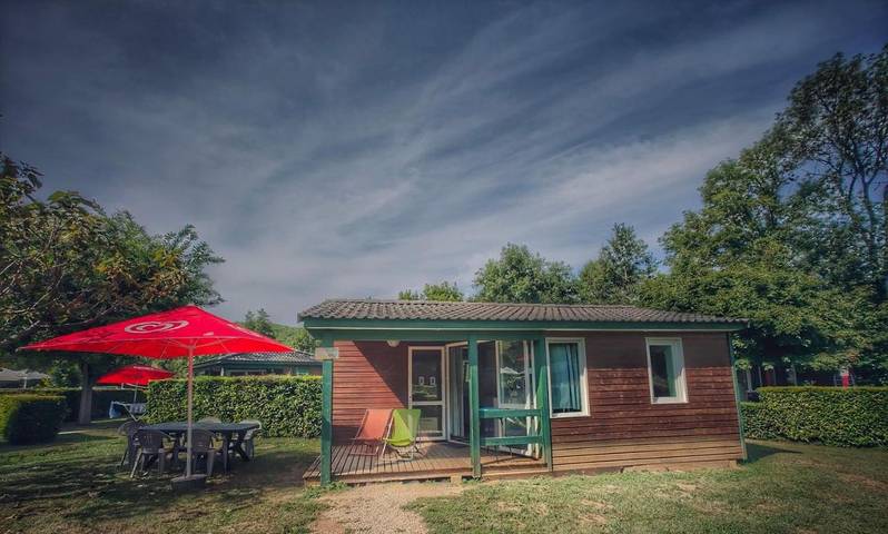 Location de vacances pour 5 personnes, avec bassin pour enfant et vue ainsi que piscine et jardin, adapté aux familles à Terrasson-Lavilledieu