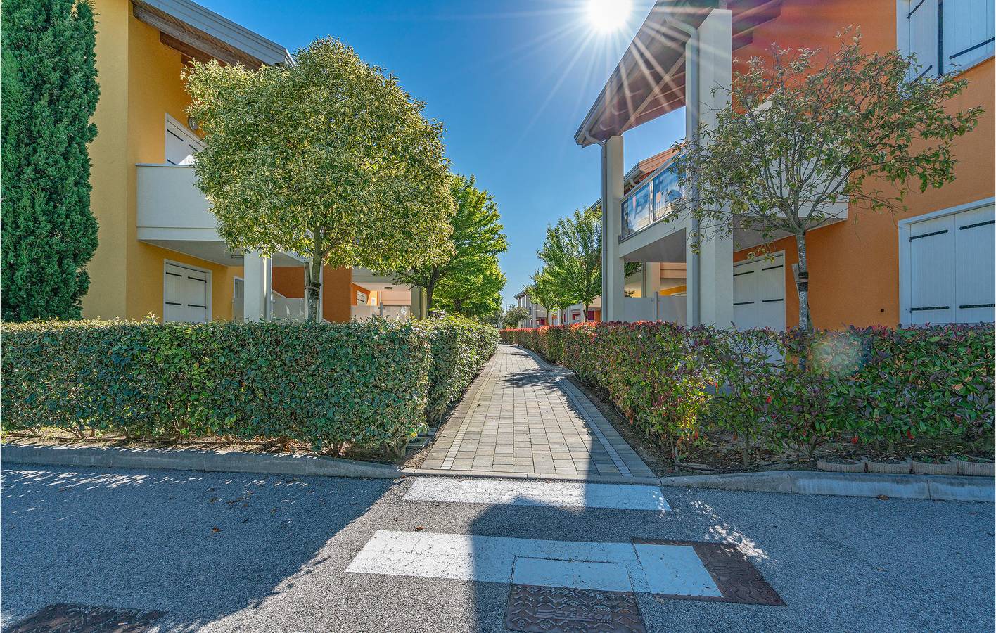 Apartamento vacacional entero, Beachside Haven: AC, Piscina, Aparcamiento, Terraza in Lido di Jesolo, Jesolo