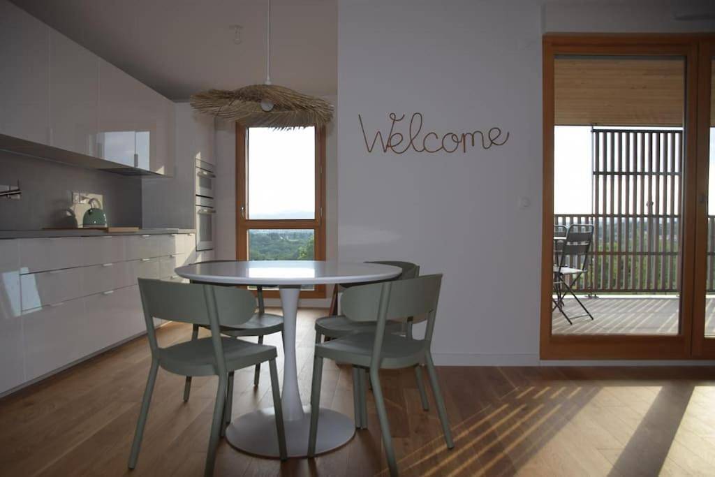 Appartement entier, Appartement neuf avec terrasse et vue panoramique. in Dardilly, Lyon et ses environs
