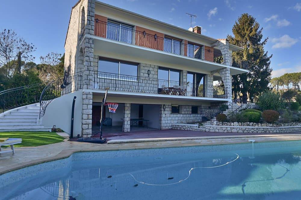 Magnificent residence with swimming pool and garden in Mougins in Mougins, Cannes region