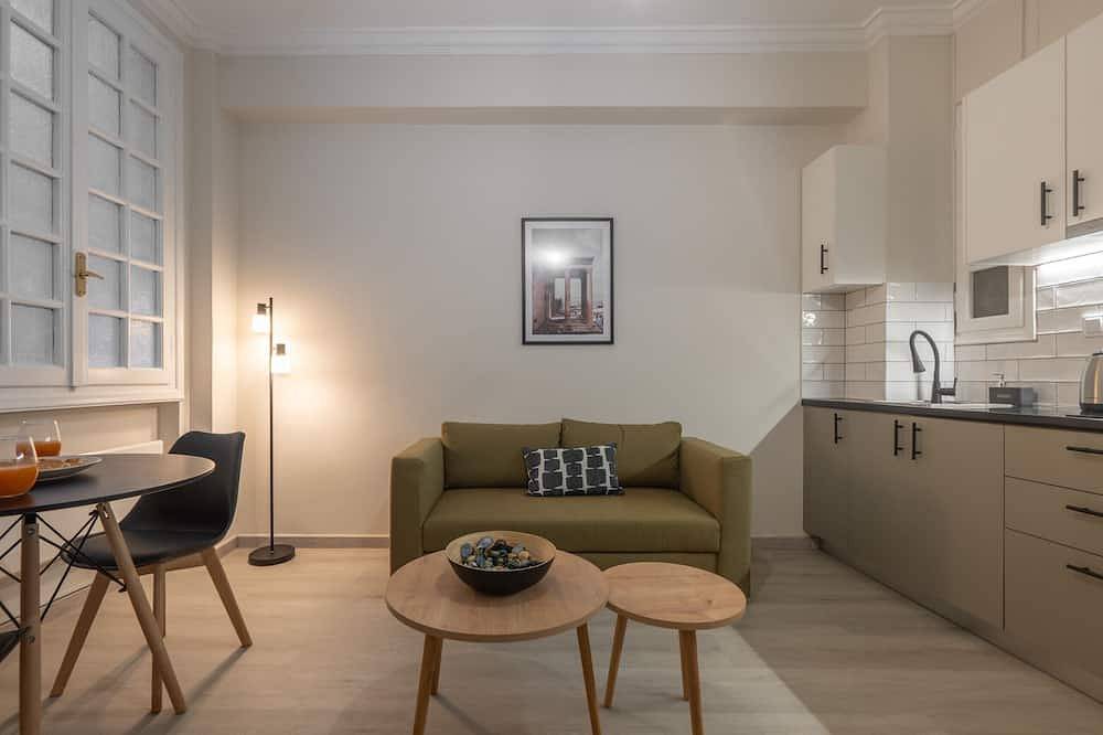 Entire apartment, 1Br Apt w/ Backyard in Plaka |10' From Acropolis in Central Section of Athens, Athens