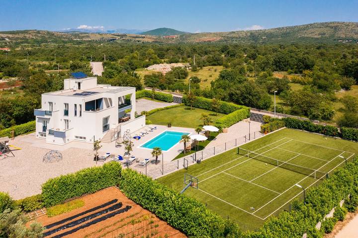 Villa Marijeta exklusive 5 Sterne Villa mit 50m2 privatem Pool, 6 Schlafzimmern und Spielzimmer in Dugopolje, Dalmatinisches Zagora