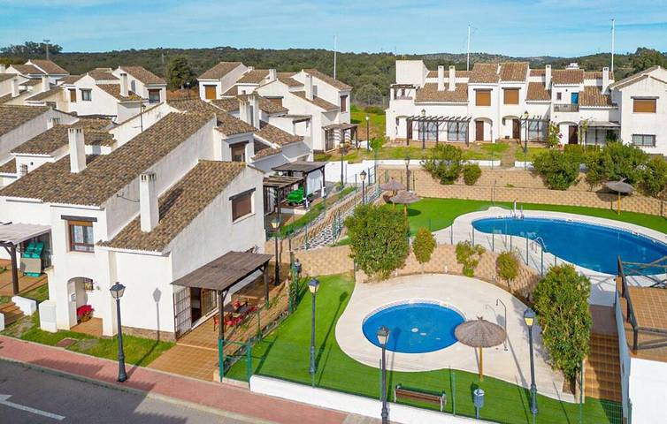 Casa rural para 7 personas, con vistas además de jardín y piscina en El Ronquillo