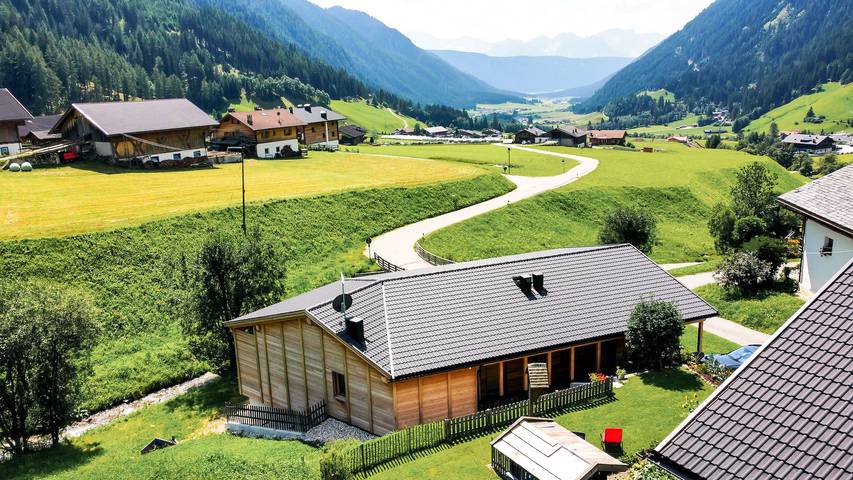 Ganze Wohnung, 'Hoferhof - Ferienwohnung A' mit Bergblick, Balkon und Wlan in Villgratner Berge, Gsies