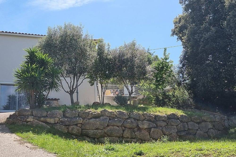 Bas de villa au calme dans une propriété privée dans le petit village d Afa in Afa, Région d'Ajaccio