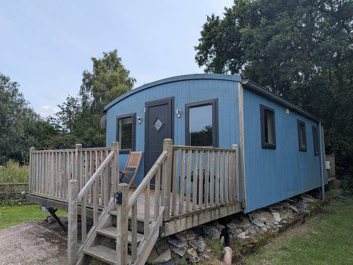 Log cabin for 2 people, with balcony and hot tub, child-friendly in Wales