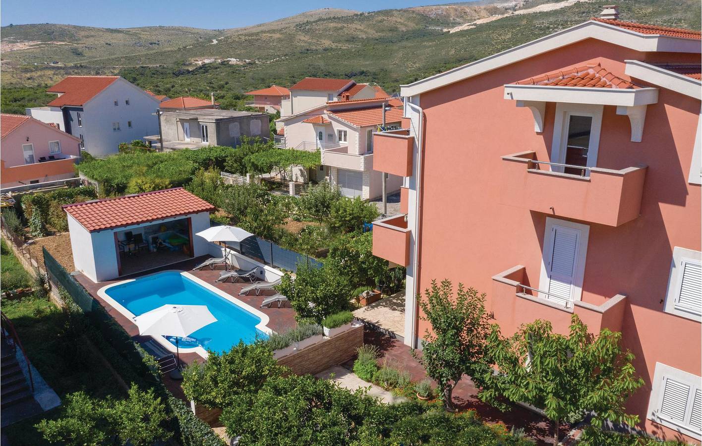 Ganze Ferienwohnung, Modernes 1-Zimmer-Apartment mit Pool, WLAN, Terrasse und Parkplatz in Plano (Kroatische Adria), Split-Dalmatien