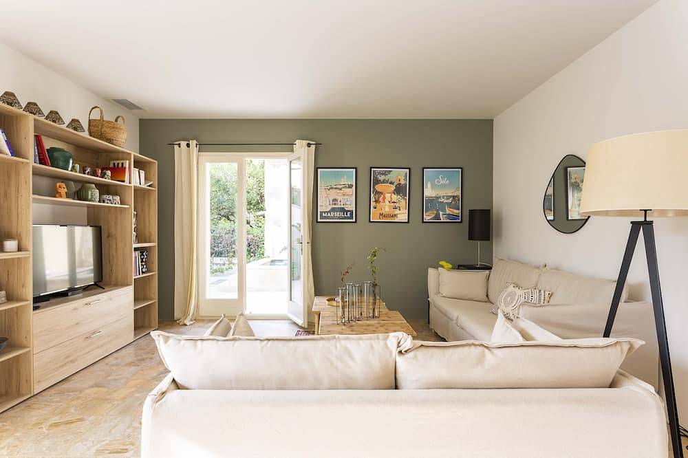 Village house with swimming pool in the Alpilles in Fontvieille, Arles und Umgebung