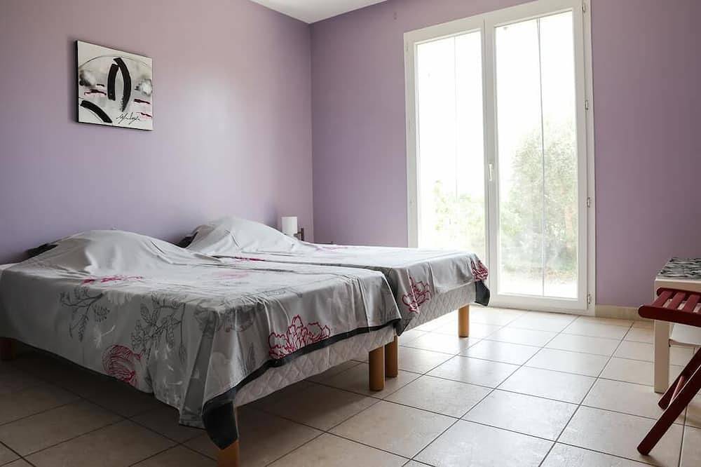 Quiet family friendly vacation home for 6 to 10 pers. in Cabrières-d'Avignon, Parc naturel régional du Luberon
