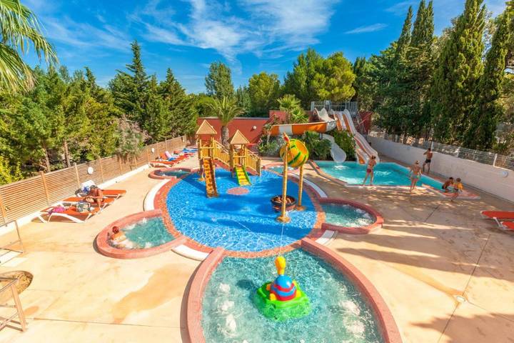 Camping pour 4 personnes, avec Terrasse et Bassin pour enfant ainsi que Piscine et Sauna