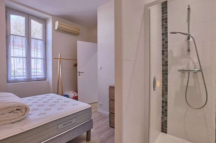 Appartement entier, Charmant T2 rénové à Barbotan, animaux admis, parking et Wifi gratuits in Cazaubon, Gers